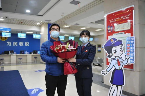 新年開工首日，洪山納稅人喜獲鮮花與商標代理禮包